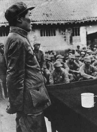 1938年，毛泽东在中国人民抗日军政大学讲演