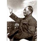 1966年8月18日，毛泽东在天安门城楼上第一次检阅来自全国各地的群众和“红卫兵”