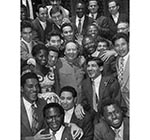 1959年，毛泽东和亚非拉各国青年朋友在一起