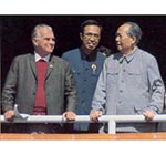 1970年10月1日，毛泽东和斯诺及夫人在天安门城楼上